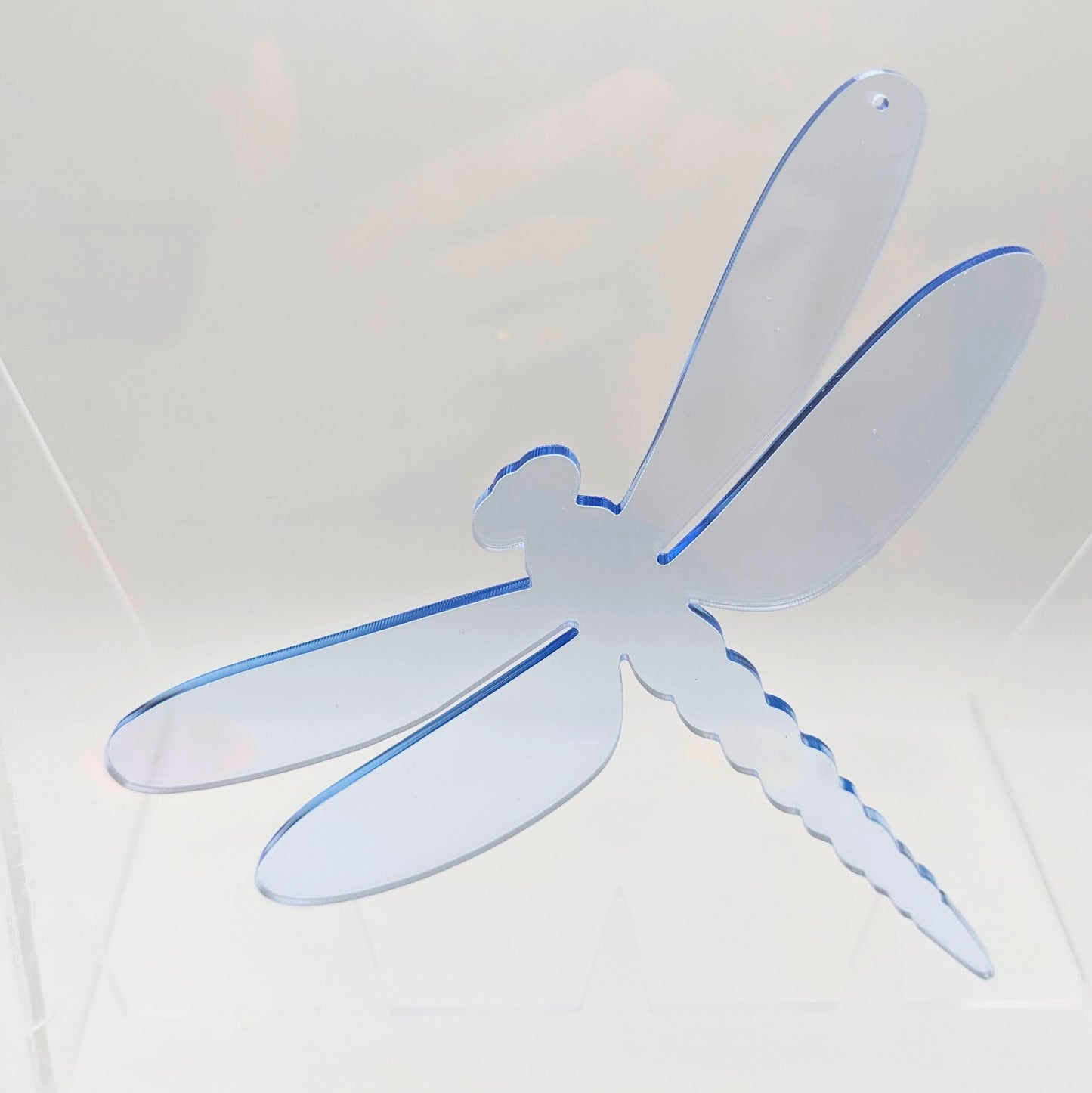 Fluoreszierende Sonnenfänger – Libellen aus Acryl